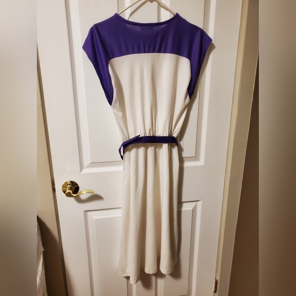 🔴 Retro white purple colour block dress with gold buttons and matching belt - Picture 4 of 5